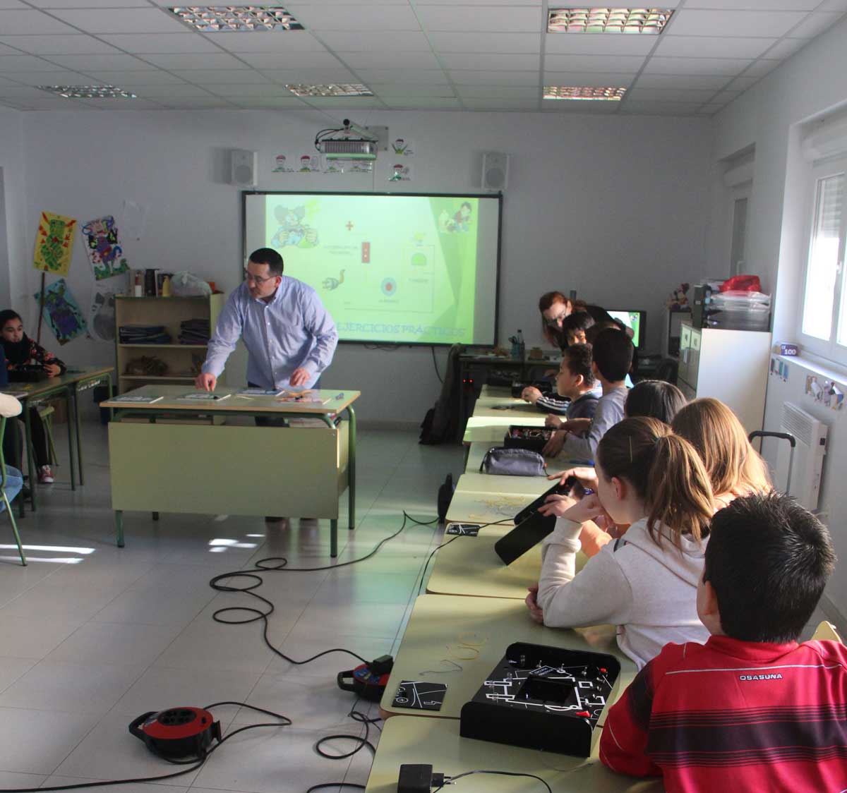 Juan Carlos Lacheta dando clases de electricidad